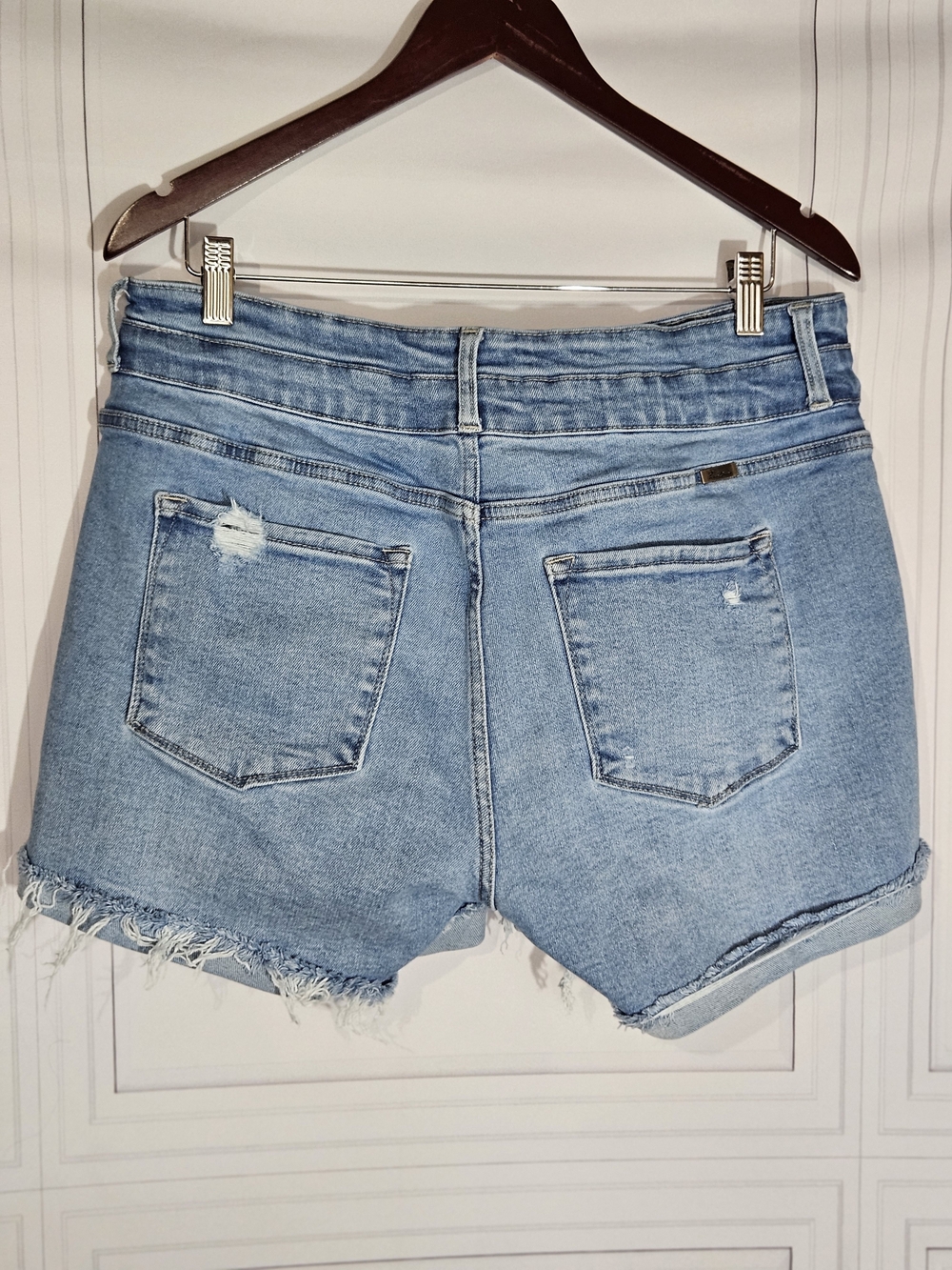 KanCan, Mid-Rise Stacked Waist Denim Shorts Raw Hem - Picture 4 of 8